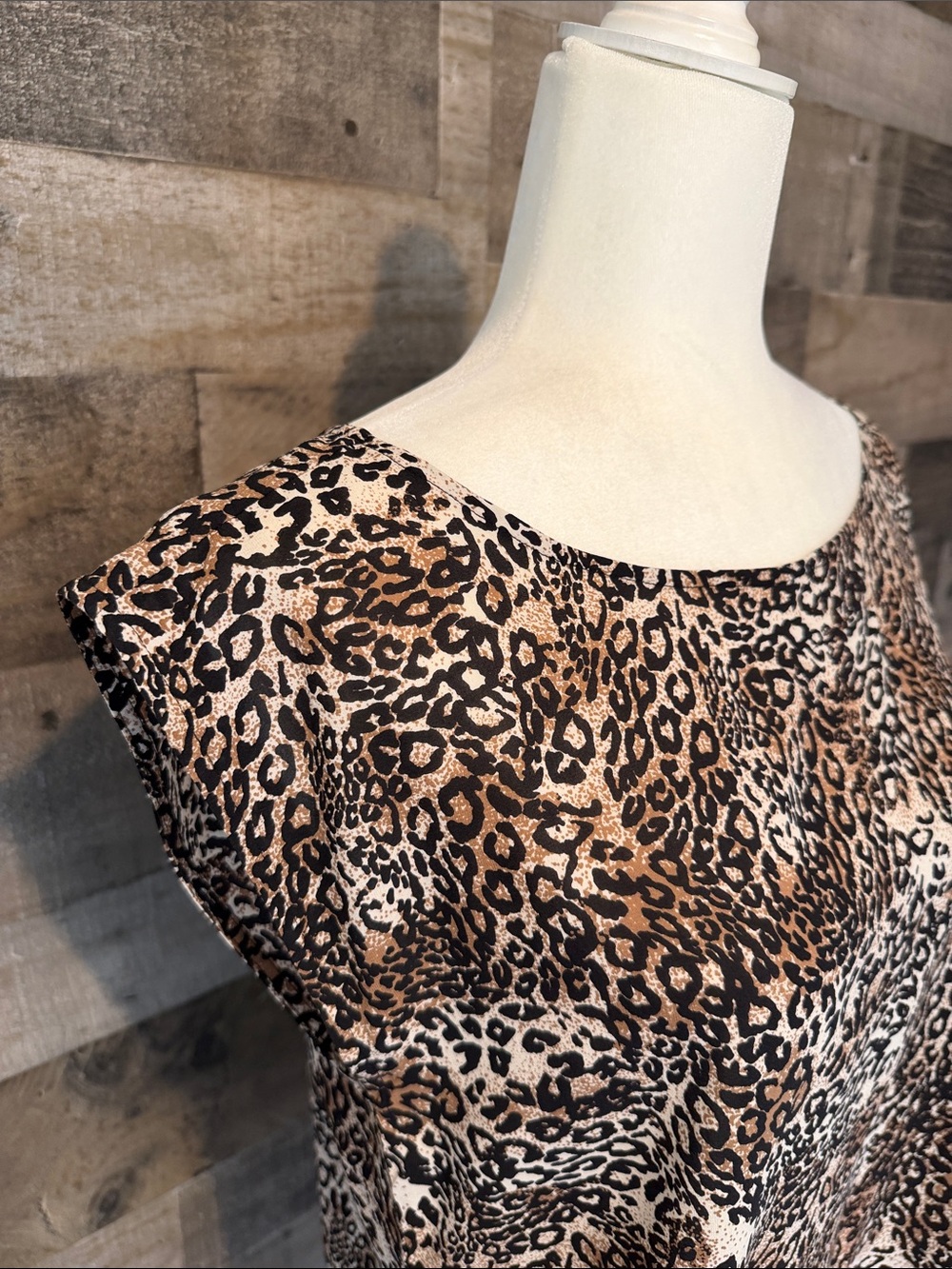 Alice + Olivia Leopard Print Top, Size M - Picture 5 of 16